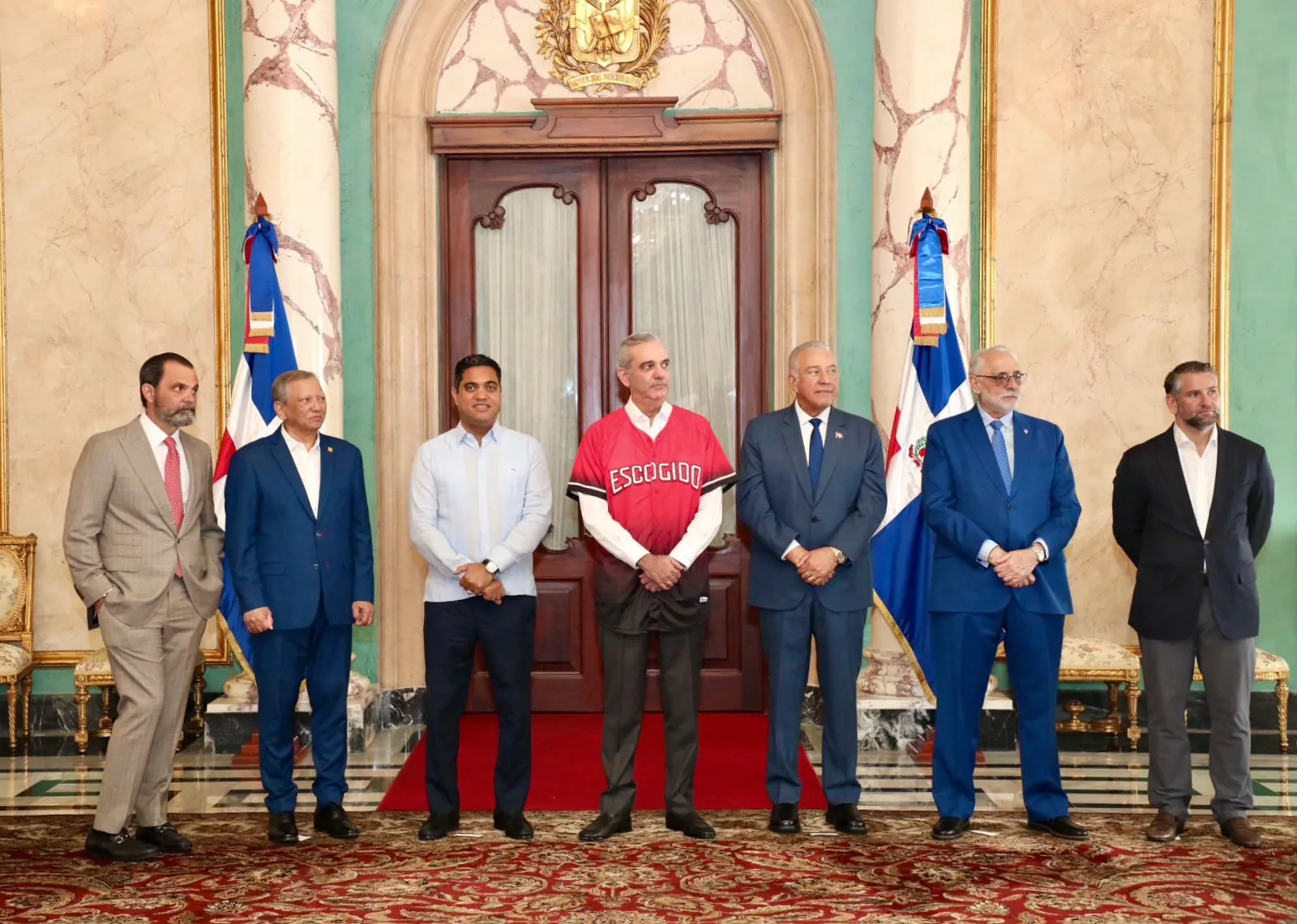 Acto oficial en el Palacio Nacional de la República Dominicana con Kelvin Cruz entre los presentes