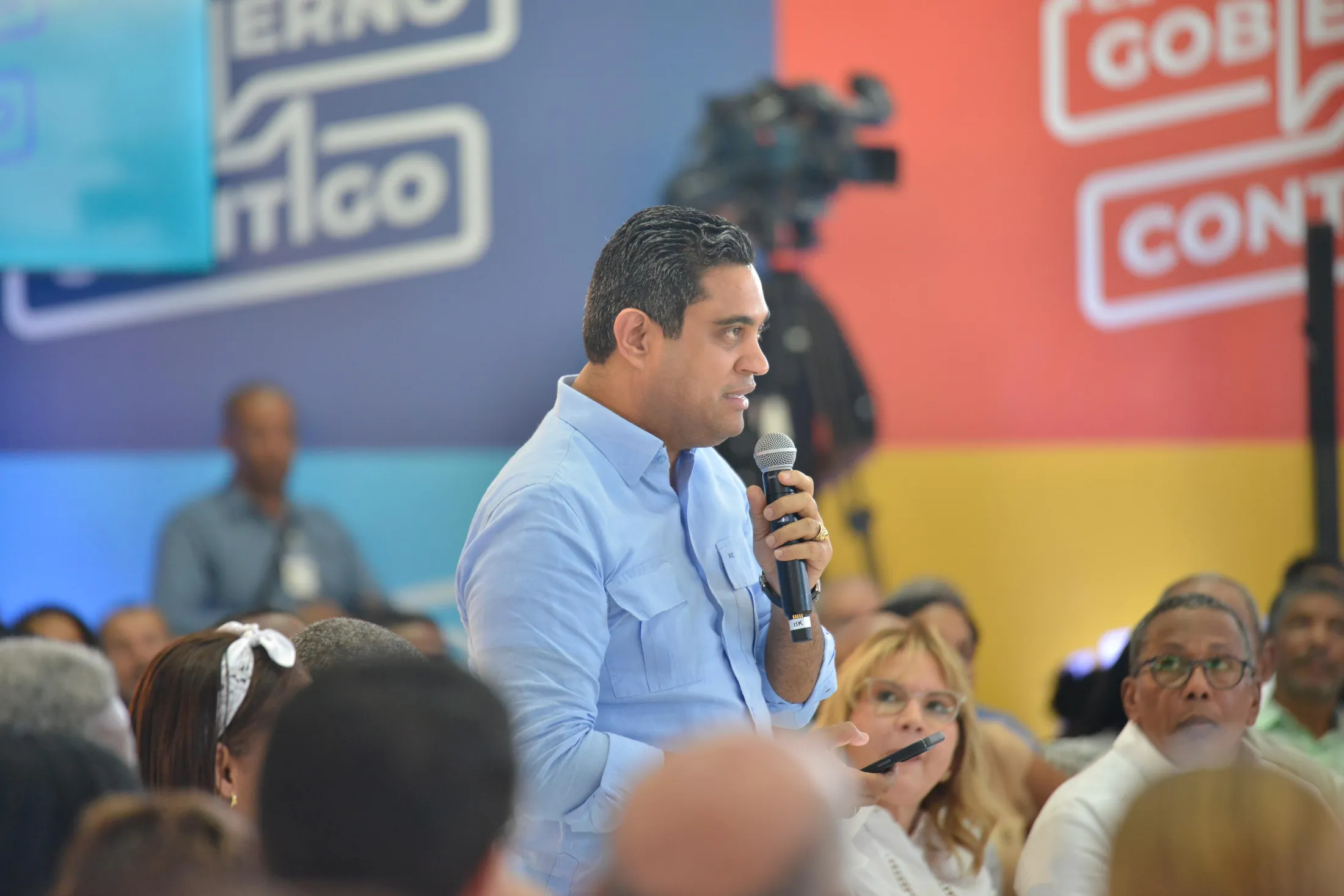 Kelvin Cruz se dirige a los asistentes en un encuentro con la ciudadanía