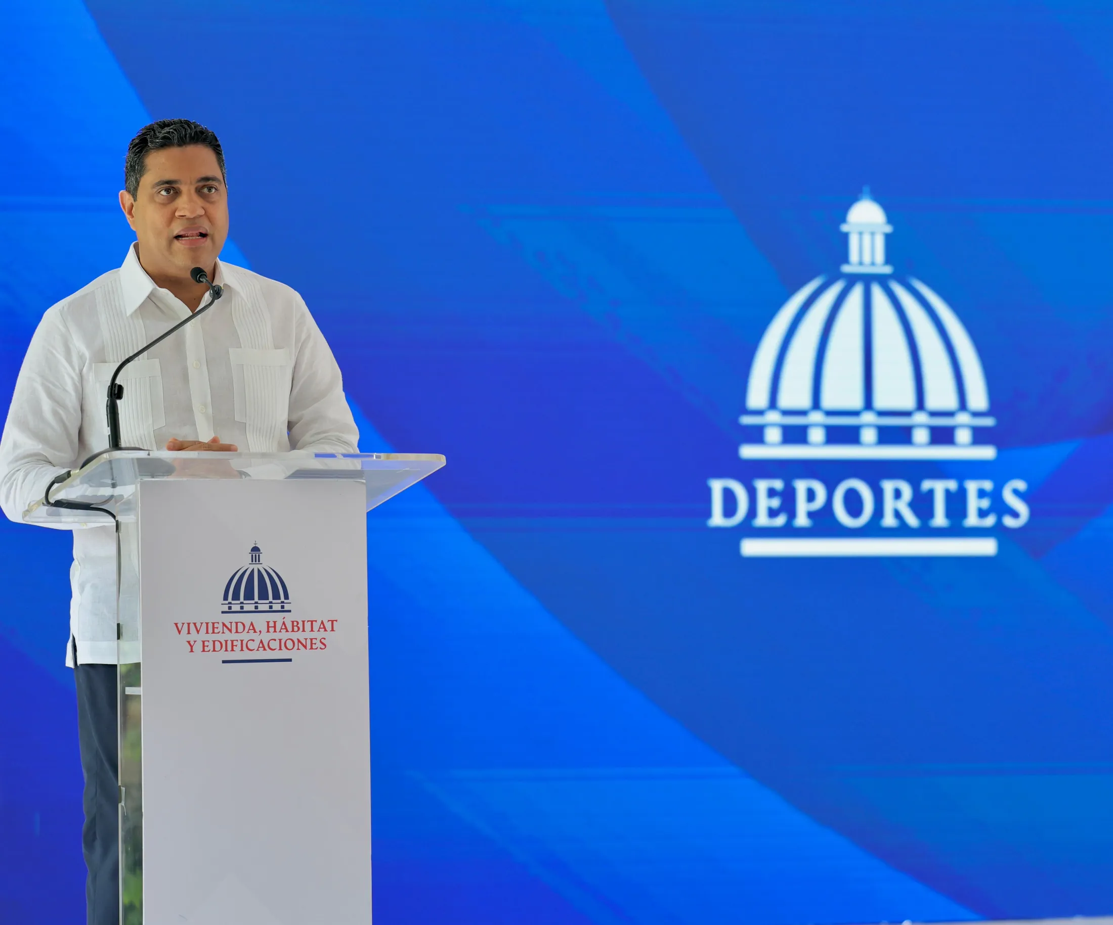 Kelvin Cruz habla desde el podio en un acto del Ministerio de Deportes y Recreación