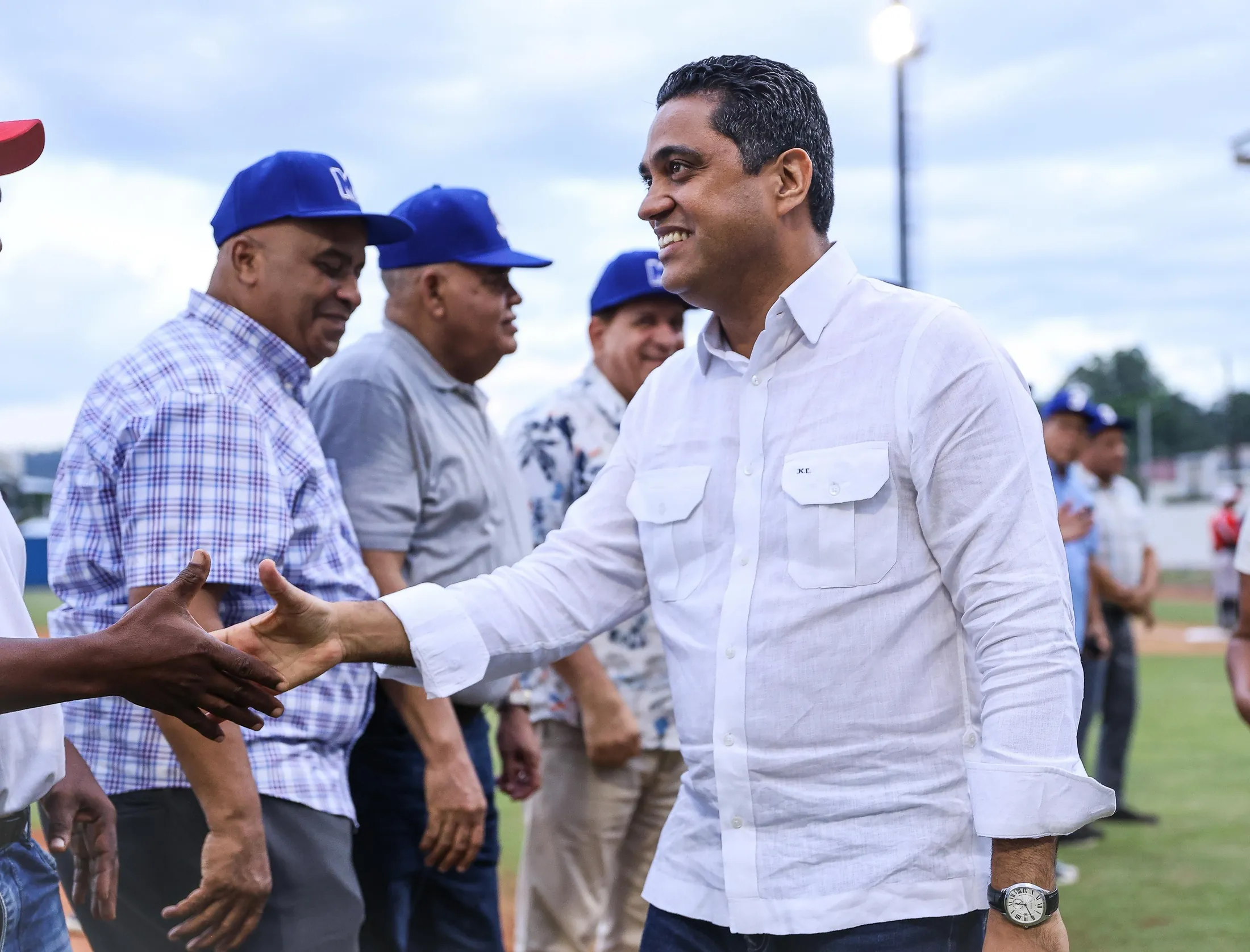 Kelvin Cruz saluda a participantes de una actividad deportiva comunitaria