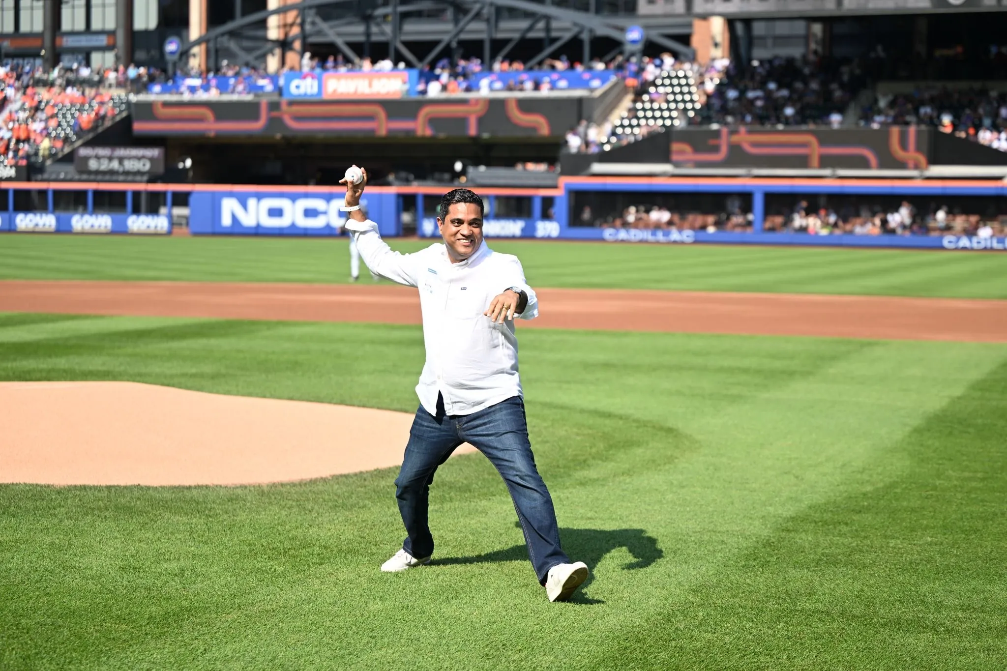 Kelvin Cruz realiza el lanzamiento de la primera bola en un estadio de béisbol